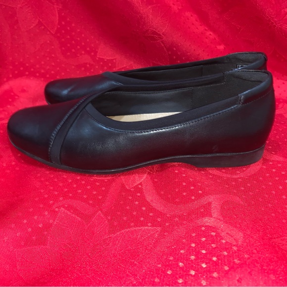 NWOT Clark’s unstructure Sz10 women’s black leather flats - Picture 3 of 7